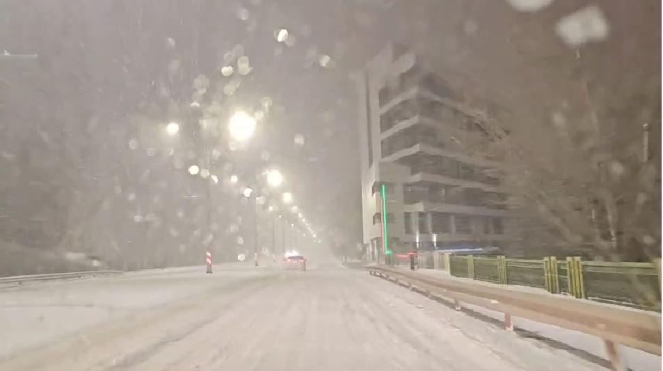 A nins abundent în Bucureşti şi în ţară. Drumarii au ieșit la dat zăpada pe A1 și A2. Șoferii se plâng că se acționează cu întârziere 1042750