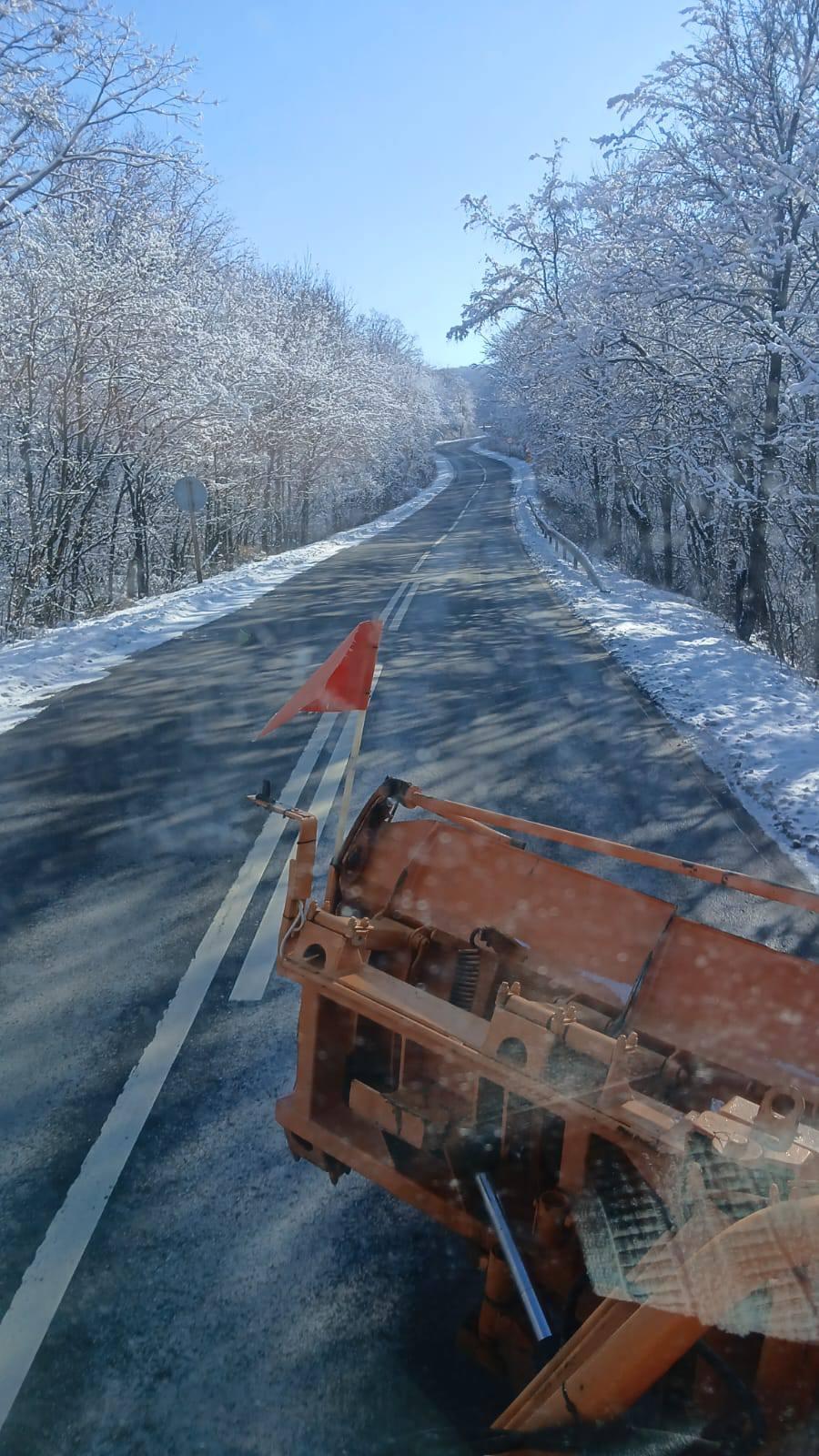 A nins abundent în Bucureşti şi în ţară. Drumarii au ieșit la dat zăpada pe A1 și A2. Șoferii se plâng că se acționează cu întârziere 1042752