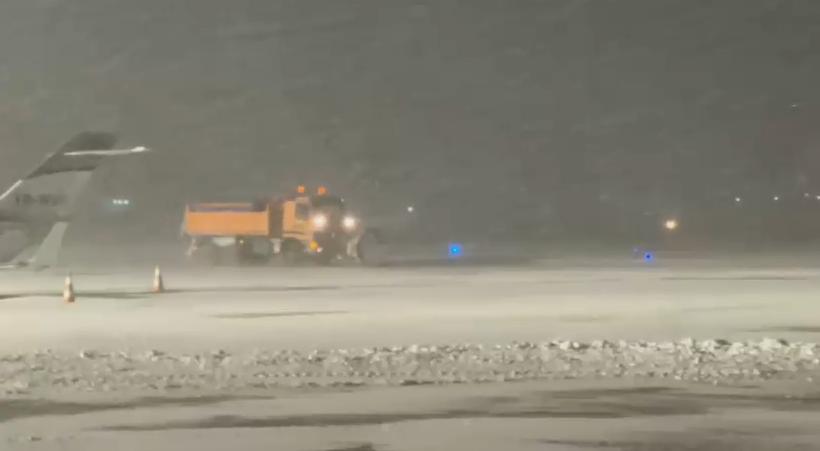 Imagini de pe Otopeni, unde se intervine cu zeci de utilaje de deszăpezire pe piste. Două curse spre Paris și Munchen au întârzieri 1042768