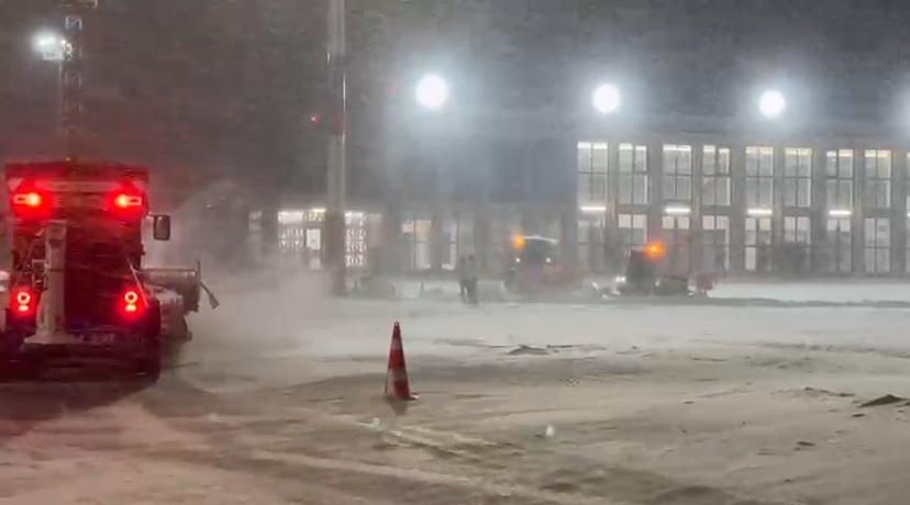 Imagini de pe Otopeni, unde se intervine cu zeci de utilaje de deszăpezire pe piste. Două curse spre Paris și Munchen au întârzieri 1042771