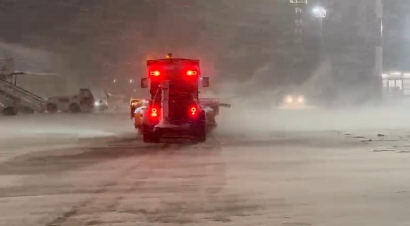 Imagini de pe Otopeni, unde se intervine cu zeci de utilaje de deszăpezire pe piste. Două curse spre Paris și Munchen au întârzieri 1042772