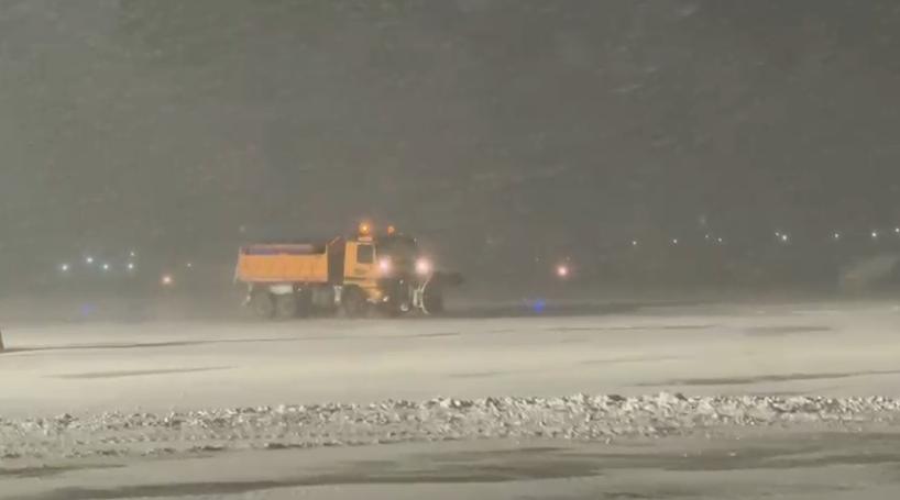 Imagini de pe Otopeni, unde se intervine cu zeci de utilaje de deszăpezire pe piste. Două curse spre Paris și Munchen au întârzieri 1042773