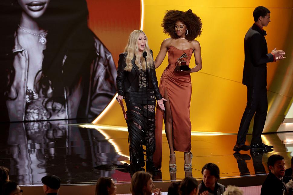 Momente jenante cu Cher la Grammy 2026. Cântăreața de 79 de ani a anunțat drept câștigător un artist mort de 20 de ani 1042953