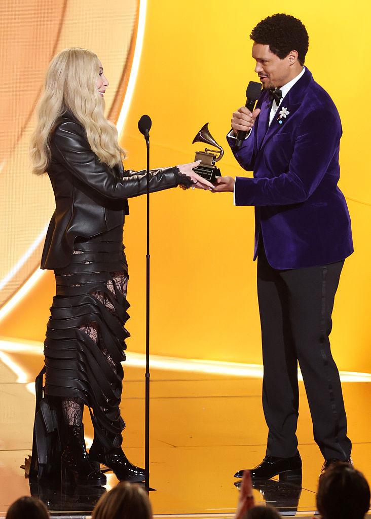 Momente jenante cu Cher la Grammy 2026. Cântăreața de 79 de ani a anunțat drept câștigător un artist mort de 20 de ani 1042960