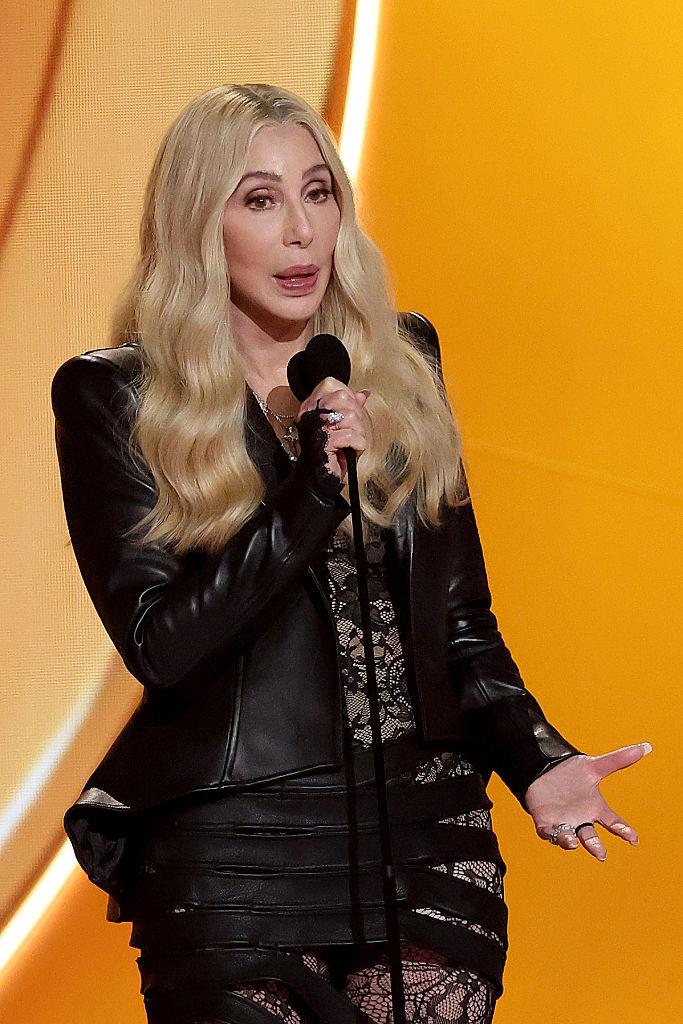 Momente jenante cu Cher la Grammy 2026. Cântăreața de 79 de ani a anunțat drept câștigător un artist mort de 20 de ani 1042961