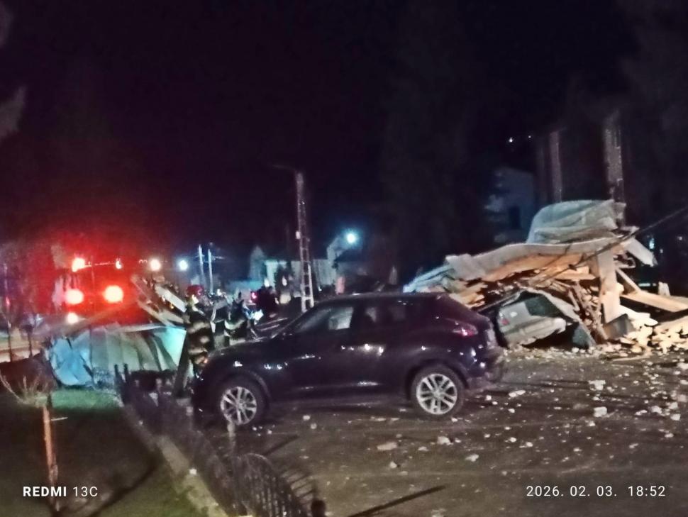 Alertă într-un oraș din Sălaj. Turla unei biserici s-a prăbușit, salvatorii caută victime sub dărâmături. O polițistă a fost rănită 1043335