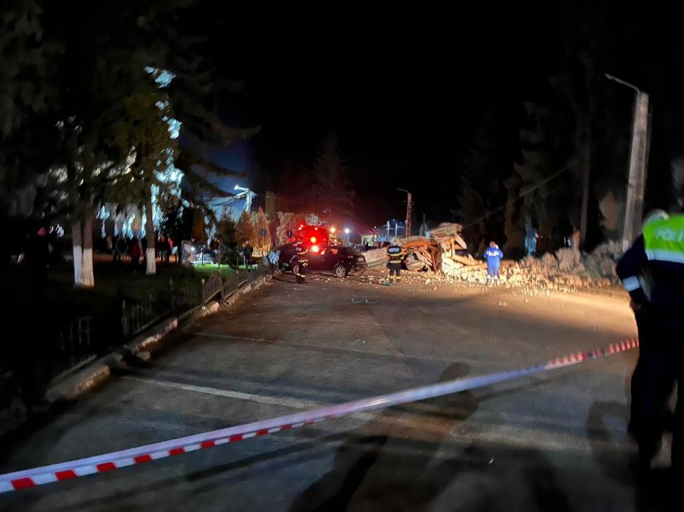 Alertă într-un oraș din Sălaj. Turla unei biserici s-a prăbușit, salvatorii caută victime sub dărâmături. O polițistă a fost rănită 1043337