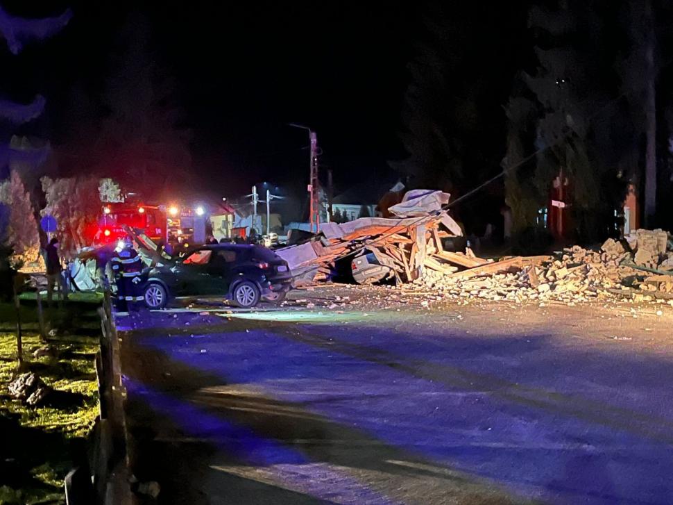 Alertă într-un oraș din Sălaj. Turla unei biserici s-a prăbușit, salvatorii caută victime sub dărâmături. O polițistă a fost rănită 1043338