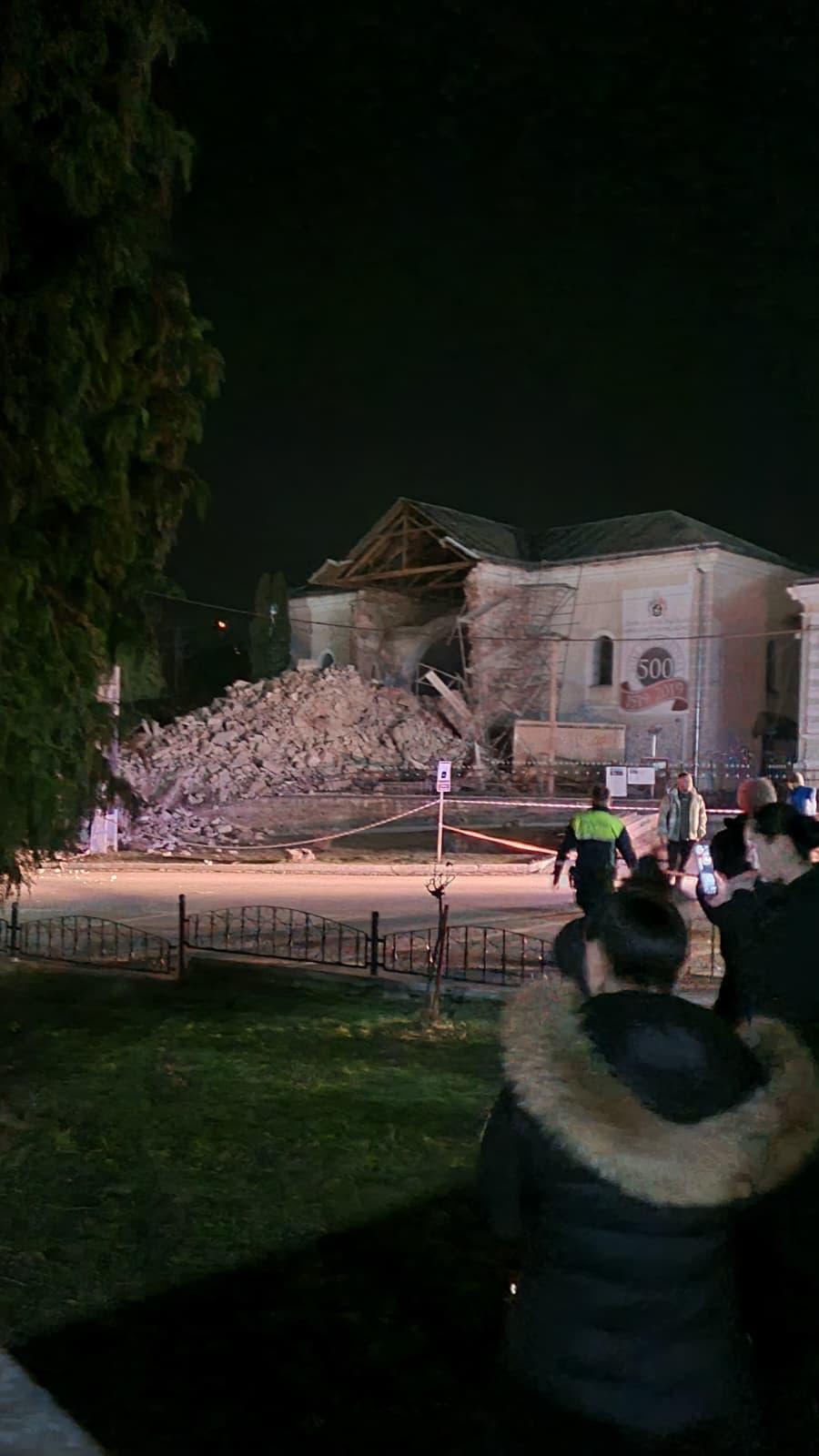 Alertă într-un oraș din Sălaj. Turla unei biserici s-a prăbușit, salvatorii caută victime sub dărâmături. O polițistă a fost rănită 1043339