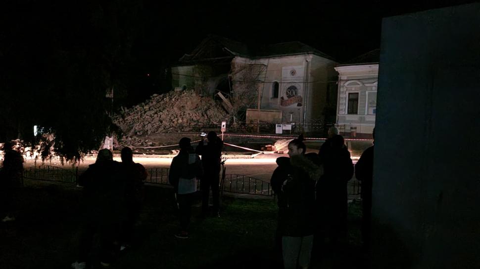 Alertă într-un oraș din Sălaj. Turla unei biserici s-a prăbușit, salvatorii caută victime sub dărâmături. O polițistă a fost rănită 1043340