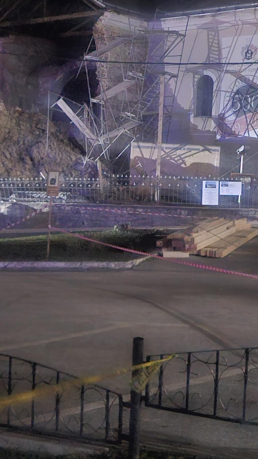 Alertă într-un oraș din Sălaj. Turla unei biserici s-a prăbușit, salvatorii caută victime sub dărâmături. O polițistă a fost rănită 1043342