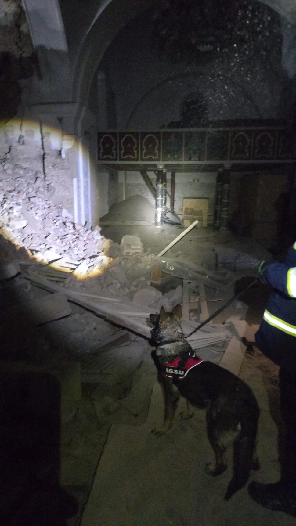 Alertă într-un oraș din Sălaj. Turla unei biserici s-a prăbușit, salvatorii caută victime sub dărâmături. O polițistă a fost rănită 1043343