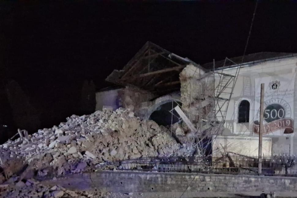 Alertă într-un oraș din Sălaj. Turla unei biserici s-a prăbușit, salvatorii caută victime sub dărâmături. O polițistă a fost rănită 1043344