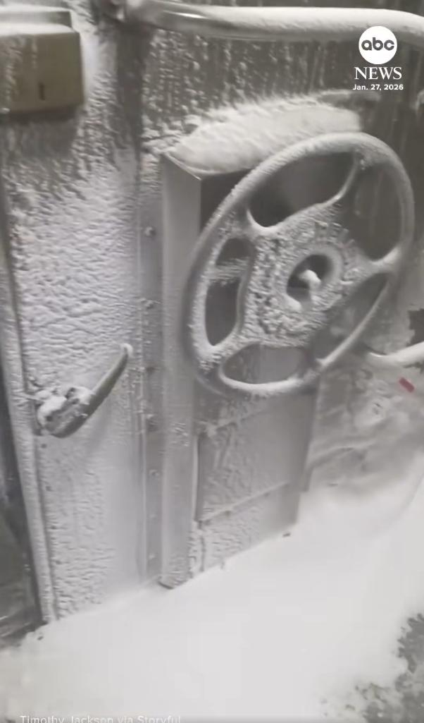 "E ca-n Narnia". Imagini virale dintr-un tren care a plecat din New York plin de gheață și zăpadă în compartimente 1043213