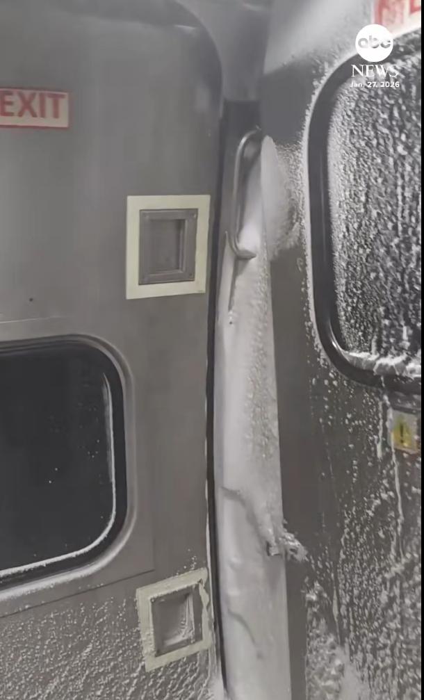 "E ca-n Narnia". Imagini virale dintr-un tren care a plecat din New York plin de gheață și zăpadă în compartimente 1043214