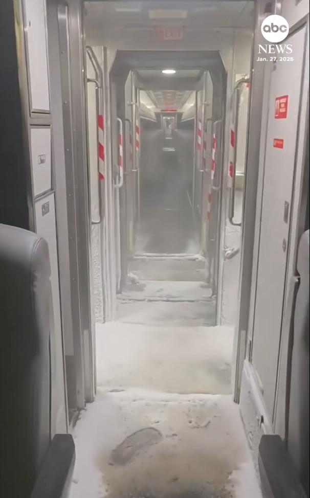 "E ca-n Narnia". Imagini virale dintr-un tren care a plecat din New York plin de gheață și zăpadă în compartimente 1043216