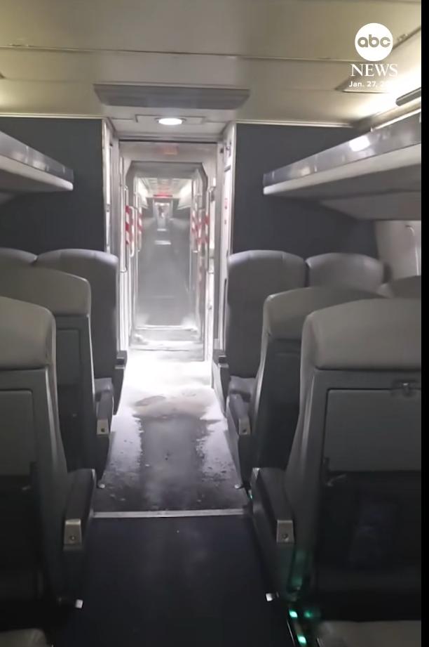 "E ca-n Narnia". Imagini virale dintr-un tren care a plecat din New York plin de gheață și zăpadă în compartimente 1043217