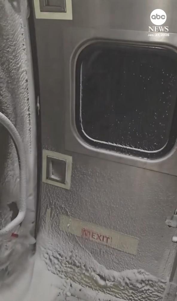 "E ca-n Narnia". Imagini virale dintr-un tren care a plecat din New York plin de gheață și zăpadă în compartimente 1043218