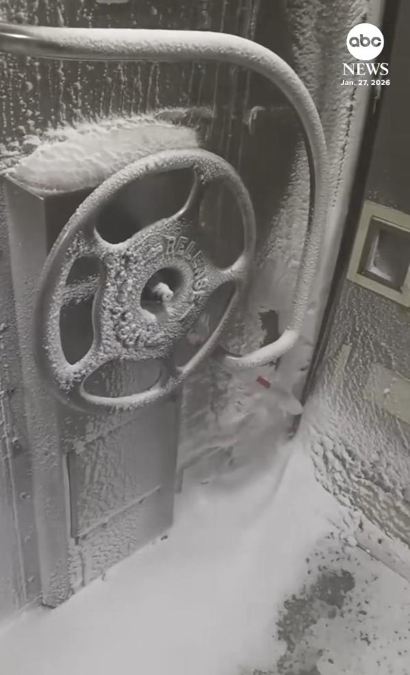 "E ca-n Narnia". Imagini virale dintr-un tren care a plecat din New York plin de gheață și zăpadă în compartimente 1043219