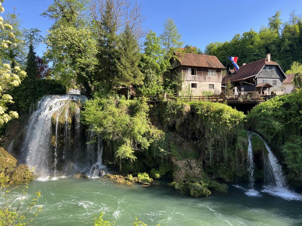 Oamenii sunt fascinați de satul construit pe 23 de cascade. Se află în Europa, aproape de România 1043188