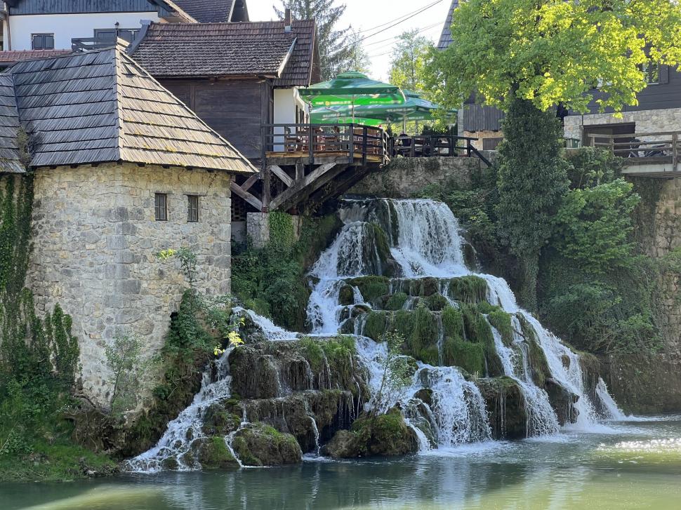 Oamenii sunt fascinați de satul construit pe 23 de cascade. Se află în Europa, aproape de România 1043190