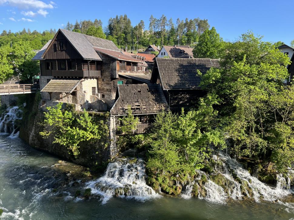 Oamenii sunt fascinați de satul construit pe 23 de cascade. Se află în Europa, aproape de România 1043191