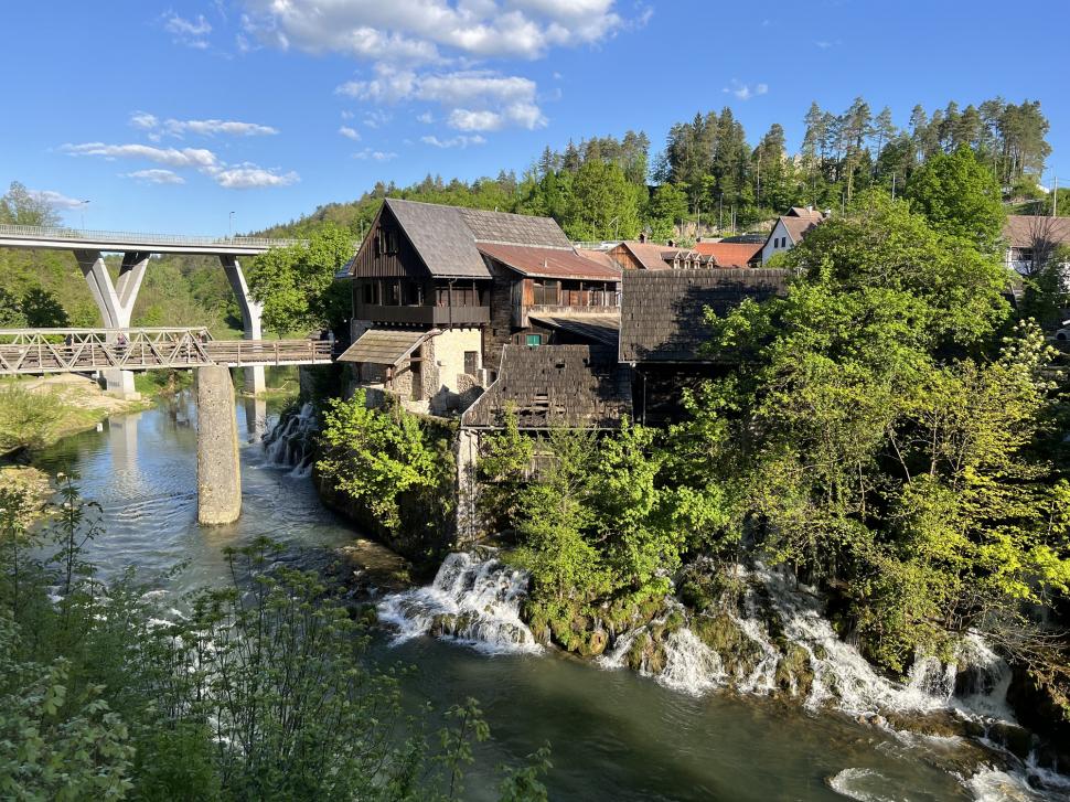 Oamenii sunt fascinați de satul construit pe 23 de cascade. Se află în Europa, aproape de România 1043192