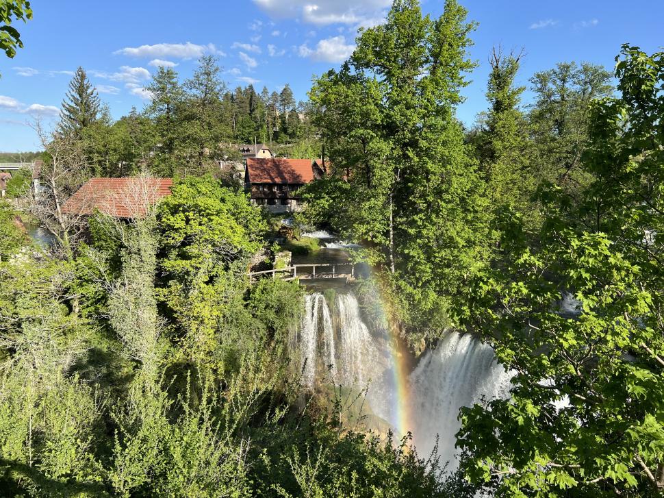 Oamenii sunt fascinați de satul construit pe 23 de cascade. Se află în Europa, aproape de România 1043194