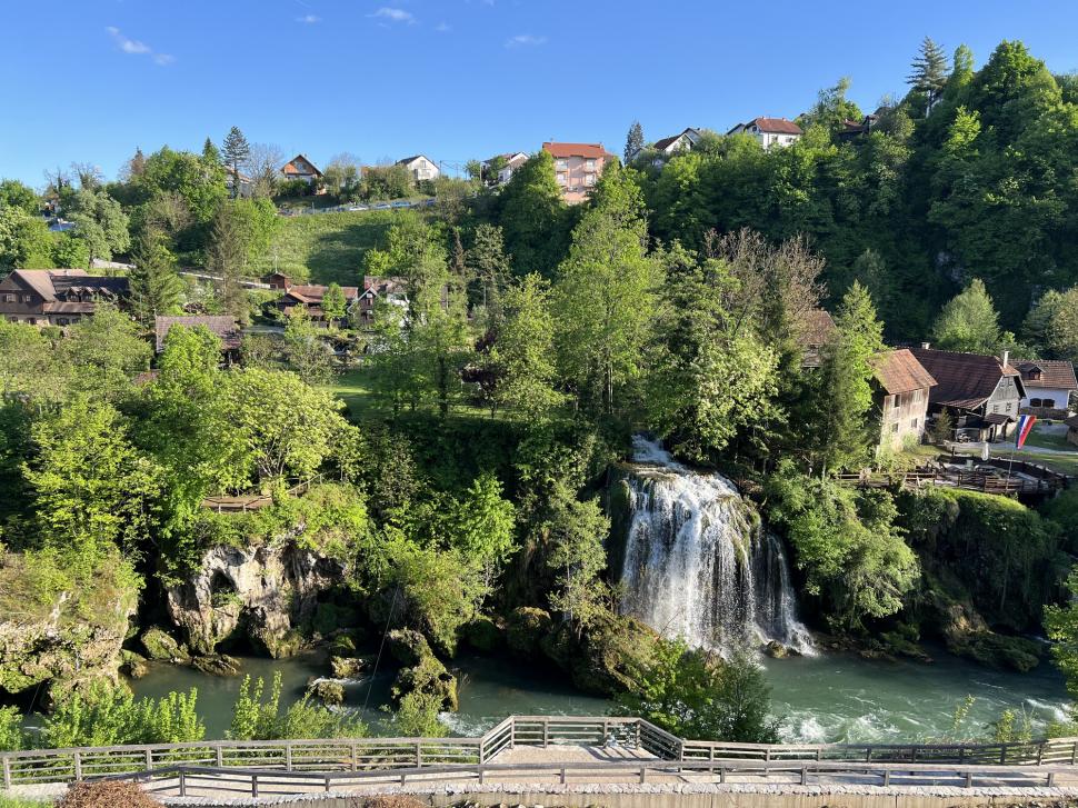 Oamenii sunt fascinați de satul construit pe 23 de cascade. Se află în Europa, aproape de România 1043195