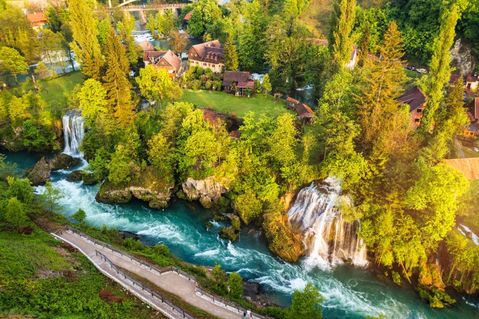 Oamenii sunt fascinați de satul construit pe 23 de cascade. Se află în Europa, aproape de România 1043196