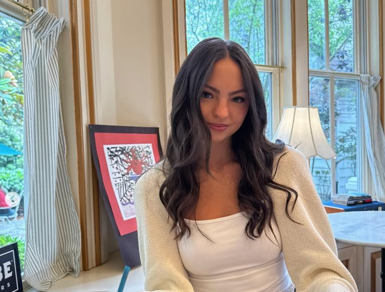 Pentru că nu și-a găsit niciun job după facultate, o tânără s-a făcut bonă și câștigă 30 $ pe oră: „Nu vreau să mă întorc la altceva” 1043136