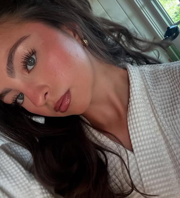 Pentru că nu și-a găsit niciun job după facultate, o tânără s-a făcut bonă și câștigă 30 $ pe oră: „Nu vreau să mă întorc la altceva” 1043142