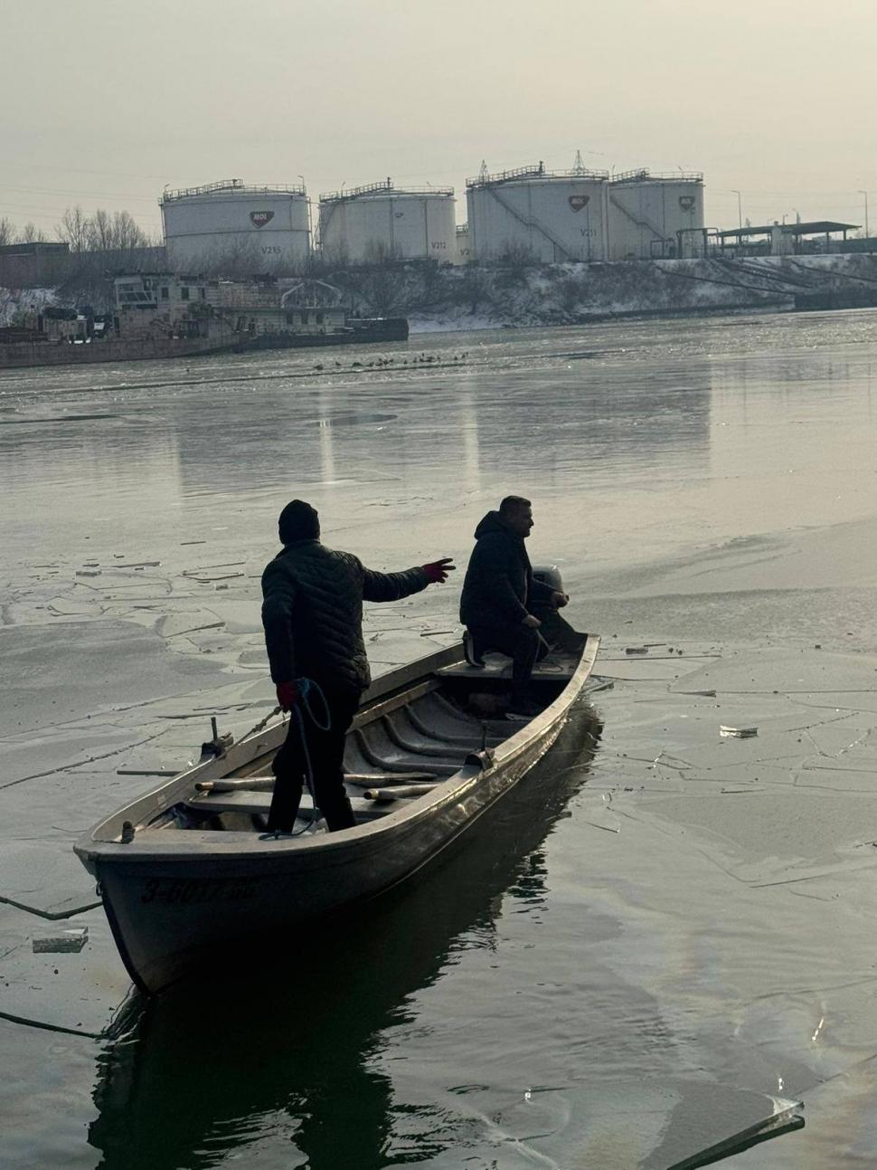 Apele Române intervin cu baraje absorbante pe Dunăre, după scufundarea unui împingător la Giurgiu 1043731