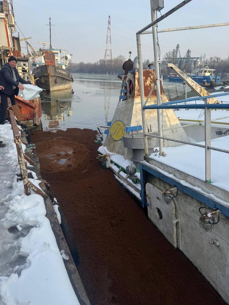 Apele Române intervin cu baraje absorbante pe Dunăre, după scufundarea unui împingător la Giurgiu 1043733