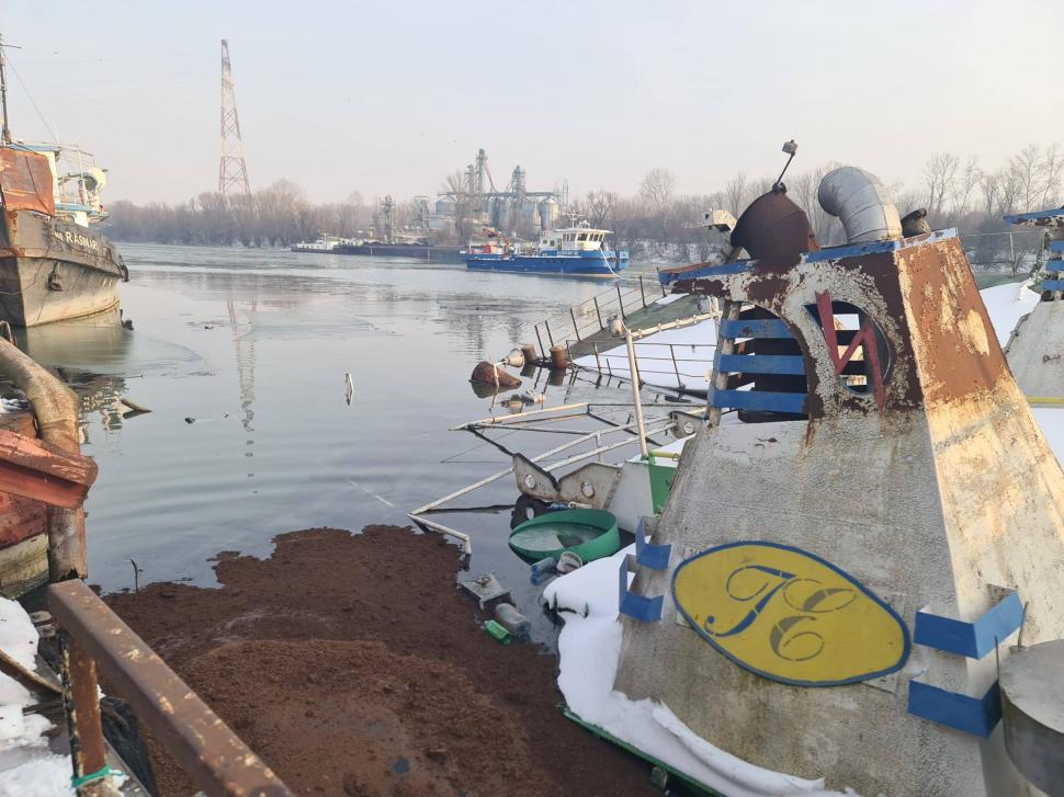 Apele Române intervin cu baraje absorbante pe Dunăre, după scufundarea unui împingător la Giurgiu 1043735