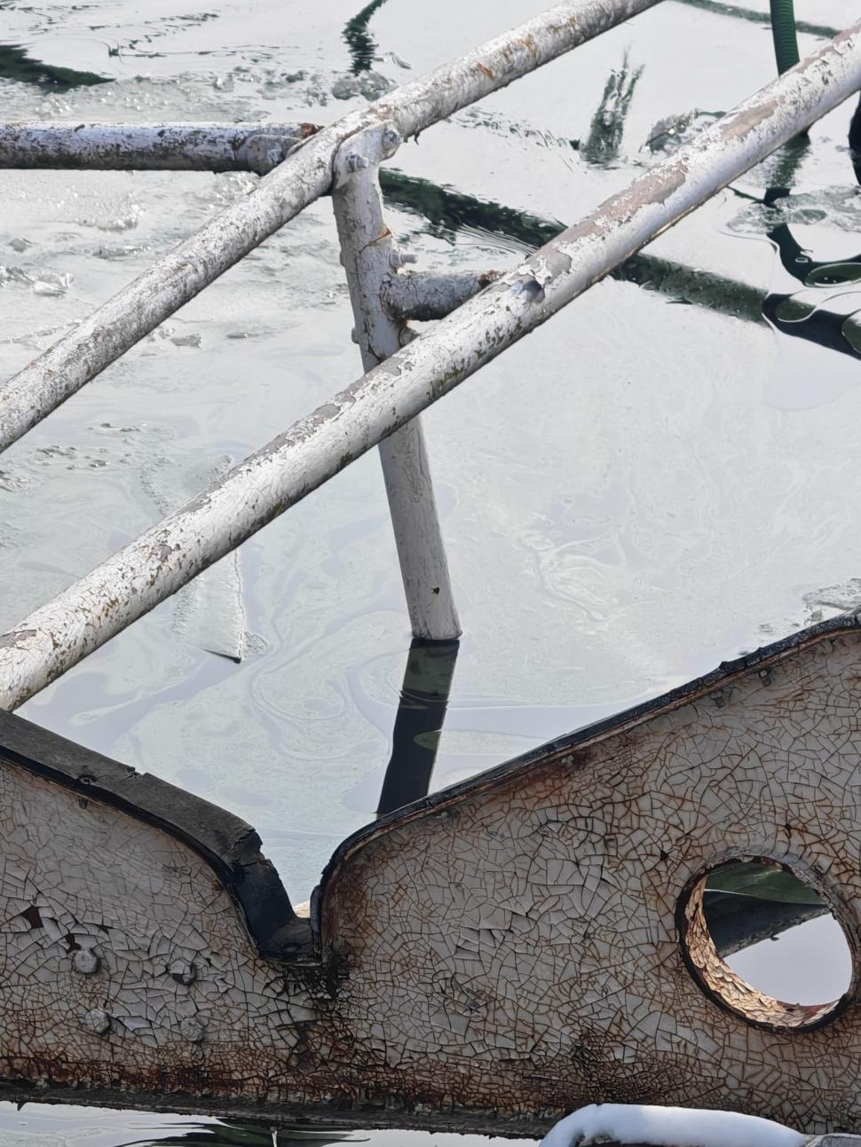 Apele Române intervin cu baraje absorbante pe Dunăre, după scufundarea unui împingător la Giurgiu 1043738