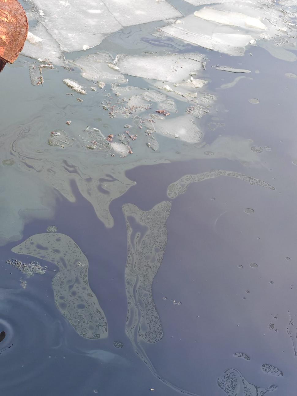 Apele Române intervin cu baraje absorbante pe Dunăre, după scufundarea unui împingător la Giurgiu 1043739