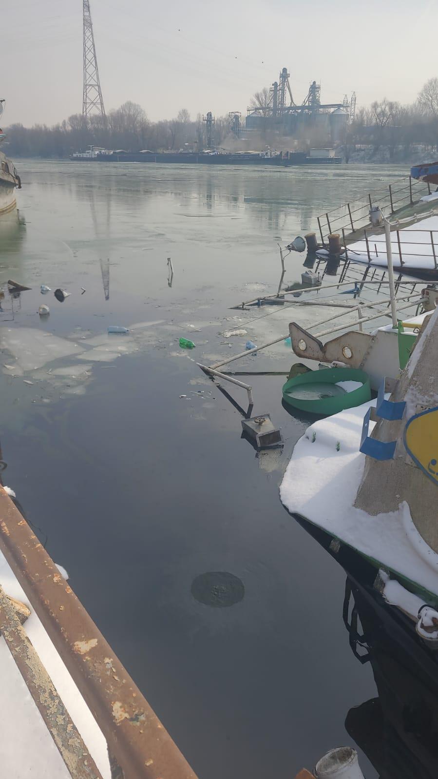 Apele Române intervin cu baraje absorbante pe Dunăre, după scufundarea unui împingător la Giurgiu 1043740