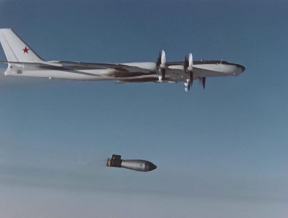 „Bomba Țarului”: Cea mai puternică armă nucleară din istorie este în arsenalul Rusiei. Imagini desecretizate cu explozia apocaliptică 1043503