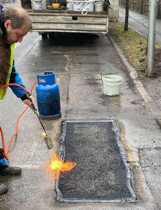 O primărie de sector din București s-a apucat să repare gropile semnalate de șoferi pe Waze: „Continuați să le anunțați” 1043528