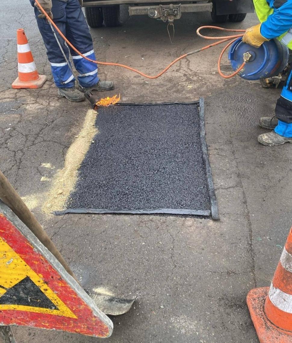 O primărie de sector din București s-a apucat să repare gropile semnalate de șoferi pe Waze: „Continuați să le anunțați” 1043529