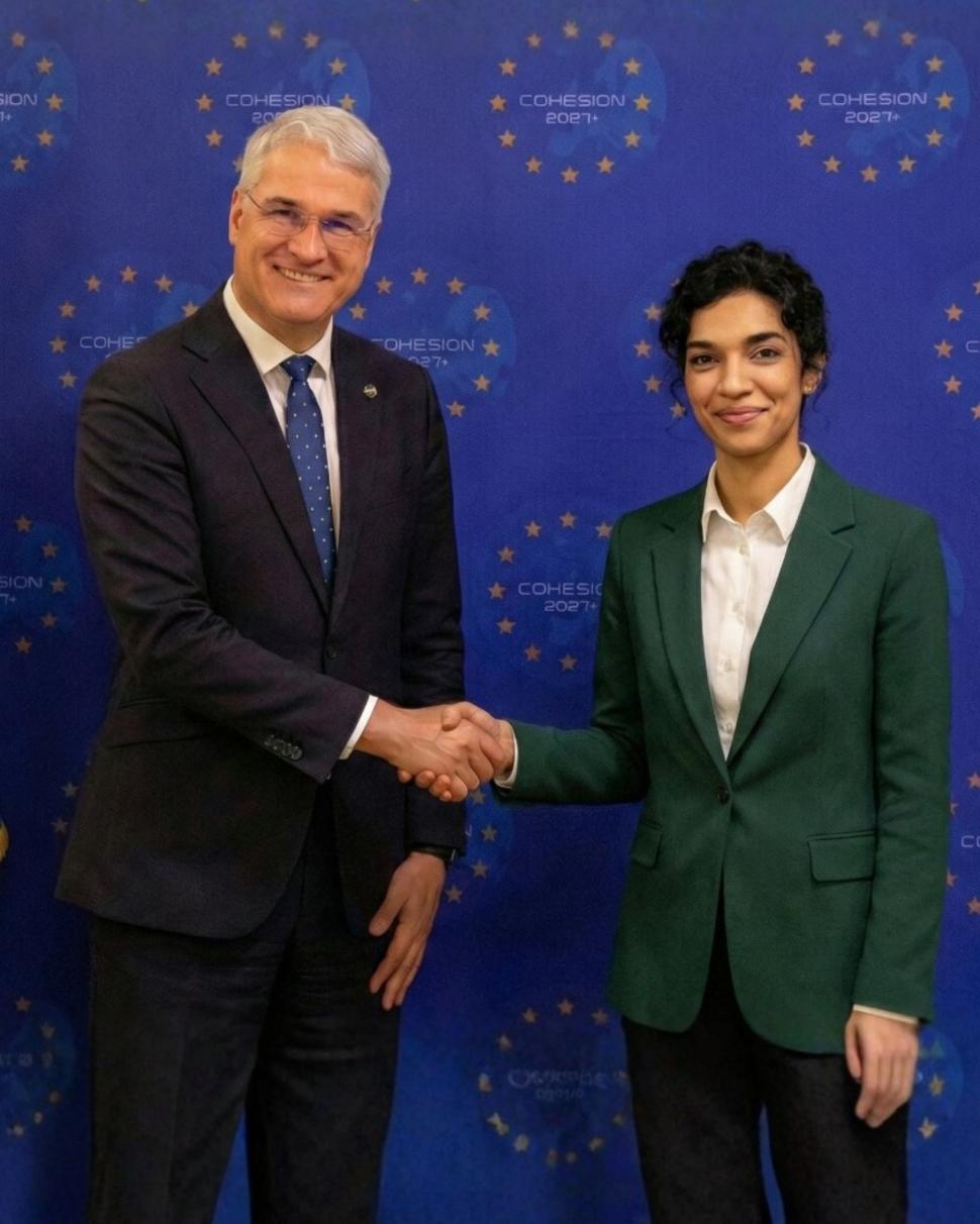 Ministrul Pîslaru spune că l-a vizitat Lolita Cercel. La pozele de la „întâlnire”, mulți au ironizat pantofii „artistei” care nu există 1043923