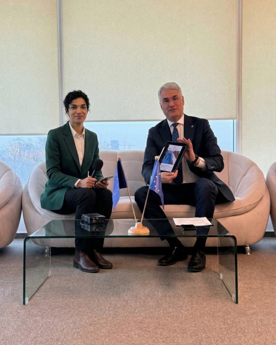 Ministrul Pîslaru spune că l-a vizitat Lolita Cercel. La pozele de la „întâlnire”, mulți au ironizat pantofii „artistei” care nu există 1043925