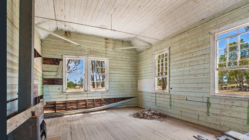 O clădire grav degradată, fără apă și curent, a fost scoasă la vânzare cu 145.000 de dolari și oamenii sunt foarte interesați de ea 1043861