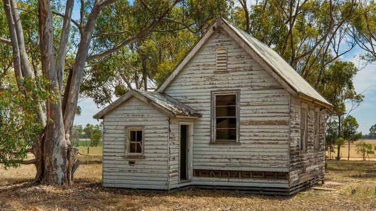O clădire grav degradată, fără apă și curent, a fost scoasă la vânzare cu 145.000 de dolari și oamenii sunt foarte interesați de ea 1043862