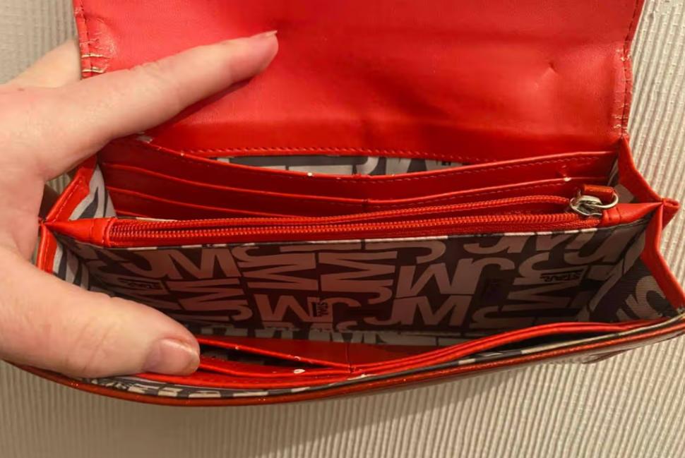 O femeie a cumpărat cu 3 lei un portofel dintr-un second hand. L-a deschis când a ajuns acasă și a rămas impresionată de ce a găsit 1043917