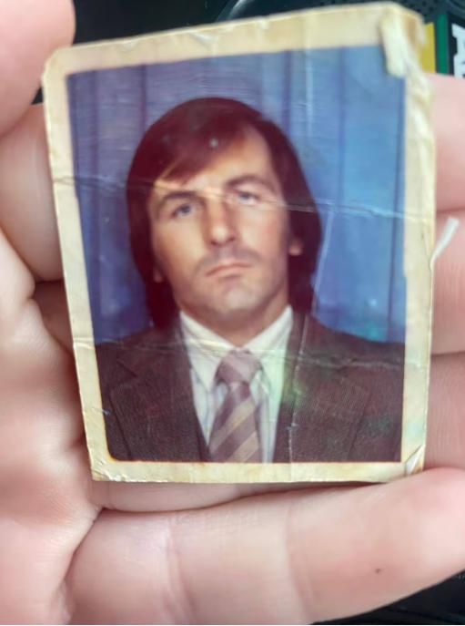 O femeie a cumpărat cu 3 lei un portofel dintr-un second hand. L-a deschis când a ajuns acasă și a rămas impresionată de ce a găsit 1043919