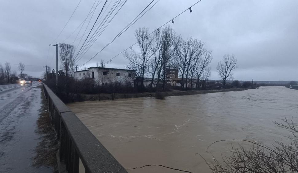  Cod roșu de inundații în Prahova și Buzău. Oamenii au primit Ro-ALERT. Alunecări de teren în Buzău, un drum a fost blocat 1044076