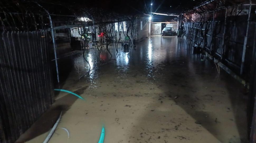  Cod roșu de inundații în Prahova și Buzău. Oamenii au primit Ro-ALERT. Alunecări de teren în Buzău, un drum a fost blocat 1044078