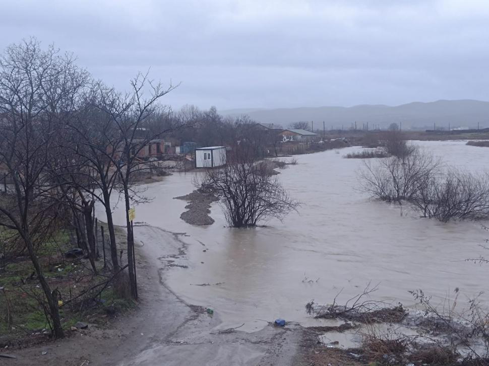  Cod roșu de inundații în Prahova și Buzău. Oamenii au primit Ro-ALERT. Alunecări de teren în Buzău, un drum a fost blocat 1044079